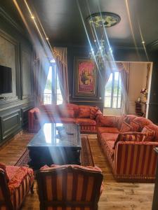 ein Wohnzimmer mit Sofas und einem Couchtisch in der Unterkunft Justin in Pointe-Noire