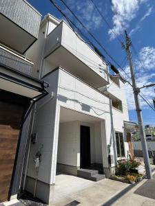 大阪市にある至誠1馆近心斋桥道頓堀难波直达梅田世博會关西机场Usj全新独栋别墅四个卧室可住8人超大空间3卫2浴厨房设施齐全电视冰箱洗衣机空调配置齐全免费停车4分钟步行至今宫站の白屋