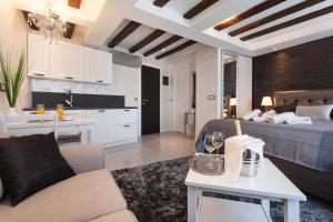 duży salon z łóżkiem i kuchnią w obiekcie Royal Apartments w Rovinj