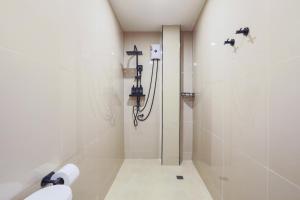 ein Badezimmer mit Dusche und Toilette in der Unterkunft Wink Hill 1 Penthouse Patong 4 Bedrooms in Patong Beach