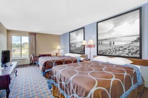 Ένα ή περισσότερα κρεβάτια σε δωμάτιο στο Super 8 by Wyndham Booneville