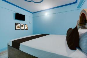 FatwaにあるHotel O Sawariya Guest Houseの青い天井のベッドルーム1室