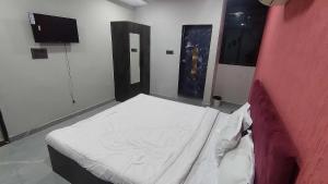 a bedroom with a large bed in a room at HOTEL O SKY in Phundardih
