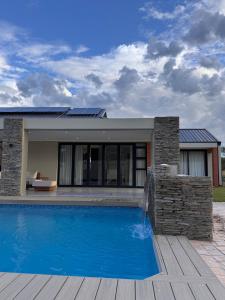una piscina frente a una casa en Euphoria 447, en Mookgophong