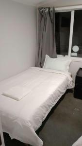 Postel nebo postele na pokoji v ubytování 4 Beds in 2 Bedroom Garden Chalet, Rotorua