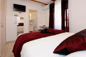 Luxory D-Rooms客房内的一张或多张床位