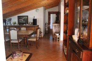 un soggiorno con tavolo e una sala da pranzo di B&B Da Mariella a Spigno Saturnia