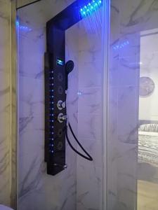 una ducha en un baño con puerta de cristal en Elégance, sobriété, T2 centre-ville, en Le Mans 2 fotos más
