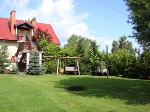 Κήπος έξω από το Holiday Home Zgorzale by Lake Radunskie