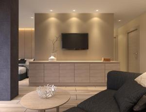 布德瓦的住宿－Twister Apartments，客厅配有沙发和墙上的电视