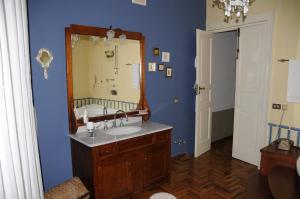 トレッキナにあるA Casa di Teresaのバスルーム(洗面台、鏡付)