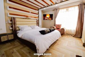 Ένα ή περισσότερα κρεβάτια σε δωμάτιο στο KENKAM suites