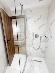 马拉喀什Appartement de Luxe 3 Chambres avec piscine au centre的一间铺有白色大理石的淋浴浴室 更多19张照片