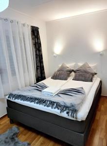 1 cama en un dormitorio con paredes blancas en Stavanger 1 Ultra Central Dali Apartament, en Stavanger