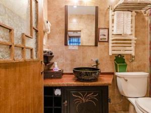 Koupelna v ubytování Beijing Double Happiness Courtyard Hotel + 271 fotografií