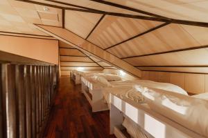 fila de camas en una habitación con techos de madera en Sommelier Villa ISHIGAKI, en Ishigaki Island