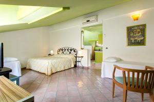 カステッランマーレ・ディ・スタービアにあるTetto Fioritoのベッドとテーブルが備わるホテルルームです。