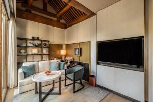 un soggiorno con un divano e una TV di Mandarin Oriental Qianmen, Beijing a Pechino