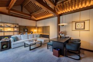 un soggiorno con un divano e un tavolo di Mandarin Oriental Qianmen, Beijing a Pechino