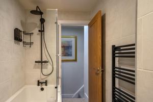 Ένα μπάνιο στο Modern Plymouth Stay Near Barbican & City Centre Ideal Accommodation for Families, Contractors or Corporate +19 φωτογραφίες