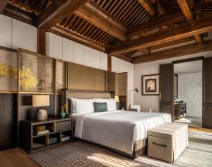 una camera da letto con un letto grande e un soffitto in legno di Mandarin Oriental Qianmen, Beijing a Pechino Altre 61 foto