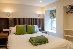 Ένα ή περισσότερα κρεβάτια σε δωμάτιο στο Modern Plymouth Stay Near Barbican & City Centre Ideal Accommodation for Families, Contractors or Corporate