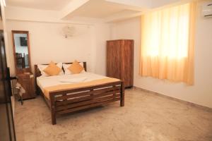 une chambre avec un lit et une fenêtre dans l'établissement Rajdhani Hospitality, à Kazhakuttam 34 autres photos