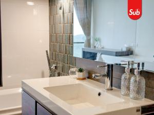 Ban Thung NgaiにあるElegant Private Suite Room in Hat Yaiの洗面台と浴槽のあるバスルーム +13枚の写真