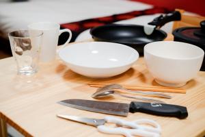 een houten tafel met kommen en keukengerei erop bij Noir Toji Inn in Kyoto +61 foto's