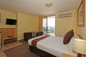 Habitación de hotel con cama y balcón en Ocean View Motel, en Perth