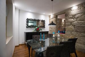 een eetkamer met een glazen tafel en een spiegel bij GuestReady - Eiffel Waterfront apartments in Porto