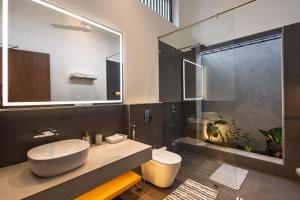 AlleppeyにあるKazuri Villaの洗面台とトイレ付きのバスルーム +73枚の写真