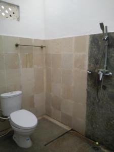 een badkamer met een toilet en een douche bij Sapari's Family in Gili Air