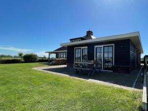 a house with a picnic table in front of it at De Tuinkamer in Egmond aan den Hoef