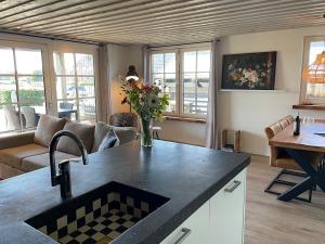 a kitchen and living room with a counter top at De Tuinkamer in Egmond aan den Hoef