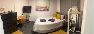 a bedroom with a bed with yellow pillows and a desk at Ferien- oder Monteurswohnung Altencelle in Celle