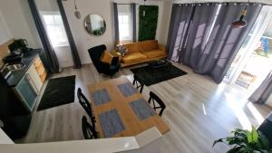 a living room with a table and a couch at Schicke neue Ferienwohnung in Bremen