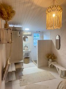 ein Badezimmer mit einem Waschbecken und einem Kronleuchter in der Unterkunft Soutbos Cottages in Laingsburg + 108 Fotos
