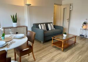 ラマルー・レ・バンにあるLe Coeur de Lamalouのテーブルとソファのあるリビングルーム +26枚の写真