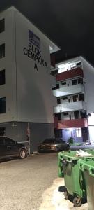 ein Gebäude mit einem davor geparkten Auto in der Unterkunft Mia Homestay in Kuala Terengganu