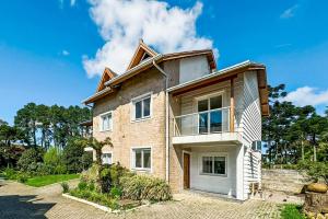 una gran casa de ladrillo con en Casa no Centro de Gramado, en Gramado