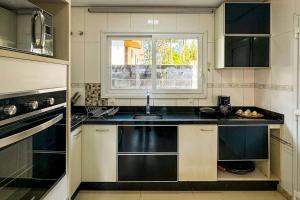 una cocina con fregadero y ventana en Casa no Centro de Gramado, en Gramado