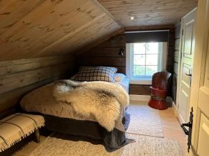 una camera da letto con letto in mansarda di Ornenipa Lodge - stor flott hytte med 6 sov og 2 bad a Gaustablikk