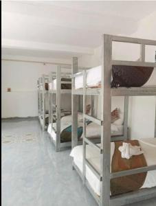 een kamer met een aantal stapelbedden bij Mekong backpackers 2 in Pakbeng