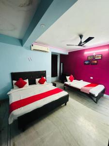 Giường trong phòng chung tại The Royal Villa Hotel & Restaurant