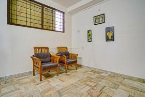 科钦Hotel O Highway Inn的有两把椅子和一扇窗户的候诊室
