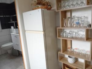 Kuchyň nebo kuchyňský kout v ubytování les chalets Lololange + 26 fotografií