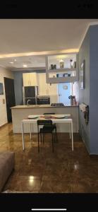 een keuken met een tafel en stoelen in een kamer bij Maison Verde Madinaty in Banī Ghālib