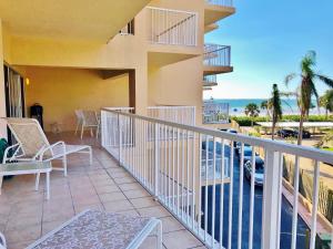 a balcony with chairs and a view of the ocean at Jamaica Royale in Sarasota