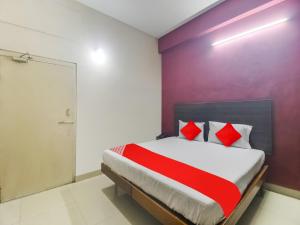 Ένα ή περισσότερα κρεβάτια σε δωμάτιο στο Hotel O Bharat Lodge